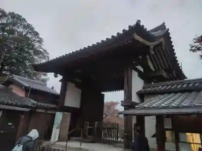 新薬師寺の山門・神門