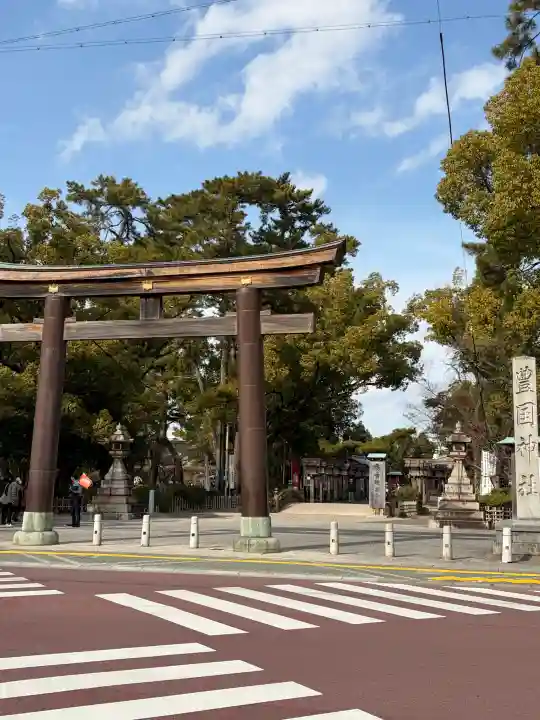 豊國神社の{uncategorized: "未分類", other: "その他", undefined: "問題あり", building: "その他建物", grave: "お墓", sacred_gate: "鳥居", guardian: "狛犬", statue: "像", buddha: "仏像", history: "歴史", nature: "自然", garden: "庭園", animal: "動物", pagoda: "塔", temizu: "手水舎", mountain_gate: "山門・神門", sanctuary: "本殿・本堂", subordinate: "末社・摂社", art: "芸術", scenery: "景色", jizo: "地蔵", ema: "絵馬", goshuin: "御朱印", omikuji: "おみくじ", items: "授与品その他", amulet: "お守り", goshuincho: "御朱印帳", eats: "食事", festival: "お祭り", votive_dance: "神楽", shichigosan: "七五三参", wedding: "結婚式", experience: "体験その他", initially: "初詣", around: "周辺", anti_infection: "感染症対策"}