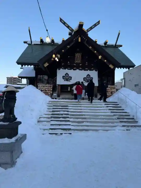 札幌諏訪神社の{uncategorized: "未分類", other: "その他", undefined: "問題あり", building: "その他建物", grave: "お墓", sacred_gate: "鳥居", guardian: "狛犬", statue: "像", buddha: "仏像", history: "歴史", nature: "自然", garden: "庭園", animal: "動物", pagoda: "塔", temizu: "手水舎", mountain_gate: "山門・神門", sanctuary: "本殿・本堂", subordinate: "末社・摂社", art: "芸術", scenery: "景色", jizo: "地蔵", ema: "絵馬", goshuin: "御朱印", omikuji: "おみくじ", items: "授与品その他", amulet: "お守り", goshuincho: "御朱印帳", eats: "食事", festival: "お祭り", votive_dance: "神楽", shichigosan: "七五三参", wedding: "結婚式", experience: "体験その他", initially: "初詣", around: "周辺", anti_infection: "感染症対策"}
