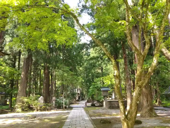 雄山神社中宮祈願殿の{uncategorized: "未分類", other: "その他", undefined: "問題あり", building: "その他建物", grave: "お墓", sacred_gate: "鳥居", guardian: "狛犬", statue: "像", buddha: "仏像", history: "歴史", nature: "自然", garden: "庭園", animal: "動物", pagoda: "塔", temizu: "手水舎", mountain_gate: "山門・神門", sanctuary: "本殿・本堂", subordinate: "末社・摂社", art: "芸術", scenery: "景色", jizo: "地蔵", ema: "絵馬", goshuin: "御朱印", omikuji: "おみくじ", items: "授与品その他", amulet: "お守り", goshuincho: "御朱印帳", eats: "食事", festival: "お祭り", votive_dance: "神楽", shichigosan: "七五三参", wedding: "結婚式", experience: "体験その他", initially: "初詣", around: "周辺", anti_infection: "感染症対策"}