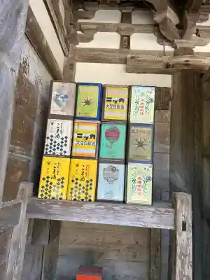 油日神社の{uncategorized: "未分類", other: "その他", undefined: "問題あり", building: "その他建物", grave: "お墓", sacred_gate: "鳥居", guardian: "狛犬", statue: "像", buddha: "仏像", history: "歴史", nature: "自然", garden: "庭園", animal: "動物", pagoda: "塔", temizu: "手水舎", mountain_gate: "山門・神門", sanctuary: "本殿・本堂", subordinate: "末社・摂社", art: "芸術", scenery: "景色", jizo: "地蔵", ema: "絵馬", goshuin: "御朱印", omikuji: "おみくじ", items: "授与品その他", amulet: "お守り", goshuincho: "御朱印帳", eats: "食事", festival: "お祭り", votive_dance: "神楽", shichigosan: "七五三参", wedding: "結婚式", experience: "体験その他", initially: "初詣", around: "周辺", anti_infection: "感染症対策"}