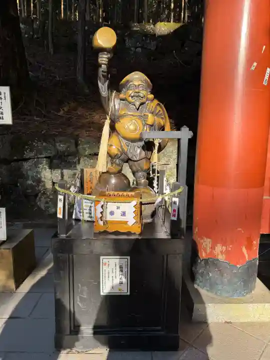 日光二荒山神社の{uncategorized: "未分類", other: "その他", undefined: "問題あり", building: "その他建物", grave: "お墓", sacred_gate: "鳥居", guardian: "狛犬", statue: "像", buddha: "仏像", history: "歴史", nature: "自然", garden: "庭園", animal: "動物", pagoda: "塔", temizu: "手水舎", mountain_gate: "山門・神門", sanctuary: "本殿・本堂", subordinate: "末社・摂社", art: "芸術", scenery: "景色", jizo: "地蔵", ema: "絵馬", goshuin: "御朱印", omikuji: "おみくじ", items: "授与品その他", amulet: "お守り", goshuincho: "御朱印帳", eats: "食事", festival: "お祭り", votive_dance: "神楽", shichigosan: "七五三参", wedding: "結婚式", experience: "体験その他", initially: "初詣", around: "周辺", anti_infection: "感染症対策"}