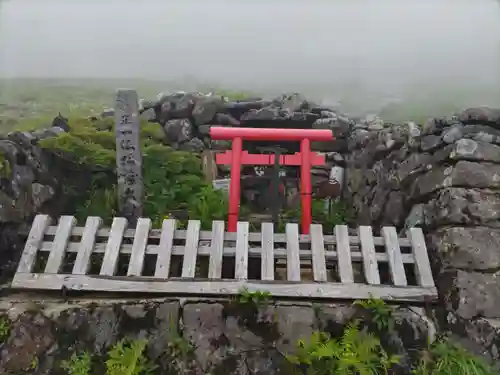 月山神社本宮の末社