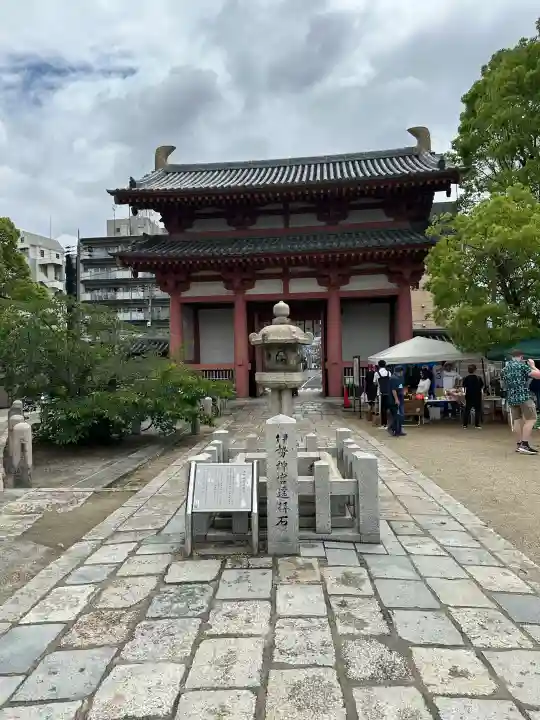 四天王寺の{uncategorized: "未分類", other: "その他", undefined: "問題あり", building: "その他建物", grave: "お墓", sacred_gate: "鳥居", guardian: "狛犬", statue: "像", buddha: "仏像", history: "歴史", nature: "自然", garden: "庭園", animal: "動物", pagoda: "塔", temizu: "手水舎", mountain_gate: "山門・神門", sanctuary: "本殿・本堂", subordinate: "末社・摂社", art: "芸術", scenery: "景色", jizo: "地蔵", ema: "絵馬", goshuin: "御朱印", omikuji: "おみくじ", items: "授与品その他", amulet: "お守り", goshuincho: "御朱印帳", eats: "食事", festival: "お祭り", votive_dance: "神楽", shichigosan: "七五三参", wedding: "結婚式", experience: "体験その他", initially: "初詣", around: "周辺", anti_infection: "感染症対策"}