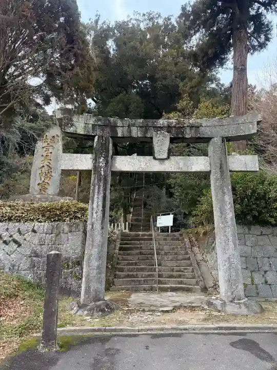 糸島市宇美八幡宮の{uncategorized: "未分類", other: "その他", undefined: "問題あり", building: "その他建物", grave: "お墓", sacred_gate: "鳥居", guardian: "狛犬", statue: "像", buddha: "仏像", history: "歴史", nature: "自然", garden: "庭園", animal: "動物", pagoda: "塔", temizu: "手水舎", mountain_gate: "山門・神門", sanctuary: "本殿・本堂", subordinate: "末社・摂社", art: "芸術", scenery: "景色", jizo: "地蔵", ema: "絵馬", goshuin: "御朱印", omikuji: "おみくじ", items: "授与品その他", amulet: "お守り", goshuincho: "御朱印帳", eats: "食事", festival: "お祭り", votive_dance: "神楽", shichigosan: "七五三参", wedding: "結婚式", experience: "体験その他", initially: "初詣", around: "周辺", anti_infection: "感染症対策"}
