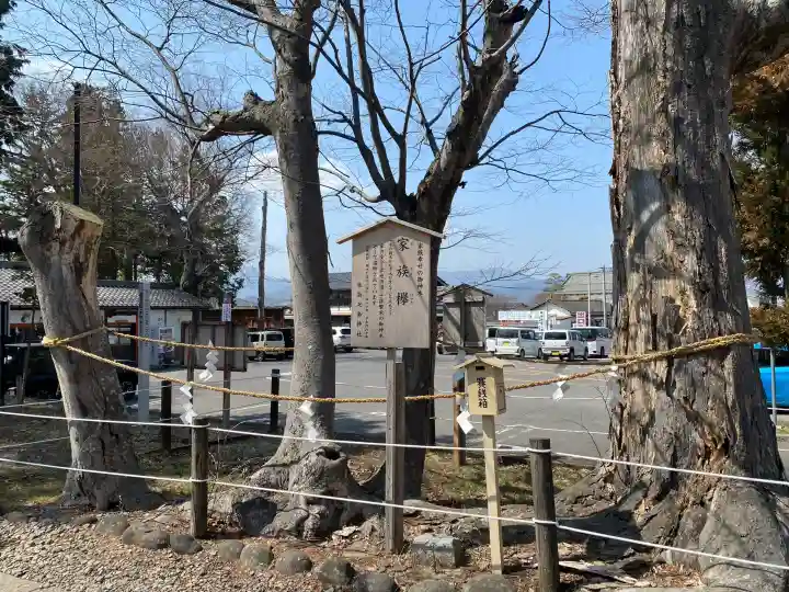 生島足島神社の{uncategorized: "未分類", other: "その他", undefined: "問題あり", building: "その他建物", grave: "お墓", sacred_gate: "鳥居", guardian: "狛犬", statue: "像", buddha: "仏像", history: "歴史", nature: "自然", garden: "庭園", animal: "動物", pagoda: "塔", temizu: "手水舎", mountain_gate: "山門・神門", sanctuary: "本殿・本堂", subordinate: "末社・摂社", art: "芸術", scenery: "景色", jizo: "地蔵", ema: "絵馬", goshuin: "御朱印", omikuji: "おみくじ", items: "授与品その他", amulet: "お守り", goshuincho: "御朱印帳", eats: "食事", festival: "お祭り", votive_dance: "神楽", shichigosan: "七五三参", wedding: "結婚式", experience: "体験その他", initially: "初詣", around: "周辺", anti_infection: "感染症対策"}