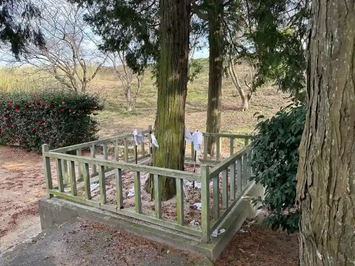 出雲路幸神社の{uncategorized: "未分類", other: "その他", undefined: "問題あり", building: "その他建物", grave: "お墓", sacred_gate: "鳥居", guardian: "狛犬", statue: "像", buddha: "仏像", history: "歴史", nature: "自然", garden: "庭園", animal: "動物", pagoda: "塔", temizu: "手水舎", mountain_gate: "山門・神門", sanctuary: "本殿・本堂", subordinate: "末社・摂社", art: "芸術", scenery: "景色", jizo: "地蔵", ema: "絵馬", goshuin: "御朱印", omikuji: "おみくじ", items: "授与品その他", amulet: "お守り", goshuincho: "御朱印帳", eats: "食事", festival: "お祭り", votive_dance: "神楽", shichigosan: "七五三参", wedding: "結婚式", experience: "体験その他", initially: "初詣", around: "周辺", anti_infection: "感染症対策"}