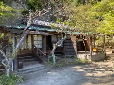 龍隠庵の{uncategorized: "未分類", other: "その他", undefined: "問題あり", building: "その他建物", grave: "お墓", sacred_gate: "鳥居", guardian: "狛犬", statue: "像", buddha: "仏像", history: "歴史", nature: "自然", garden: "庭園", animal: "動物", pagoda: "塔", temizu: "手水舎", mountain_gate: "山門・神門", sanctuary: "本殿・本堂", subordinate: "末社・摂社", art: "芸術", scenery: "景色", jizo: "地蔵", ema: "絵馬", goshuin: "御朱印", omikuji: "おみくじ", items: "授与品その他", amulet: "お守り", goshuincho: "御朱印帳", eats: "食事", festival: "お祭り", votive_dance: "神楽", shichigosan: "七五三参", wedding: "結婚式", experience: "体験その他", initially: "初詣", around: "周辺", anti_infection: "感染症対策"}