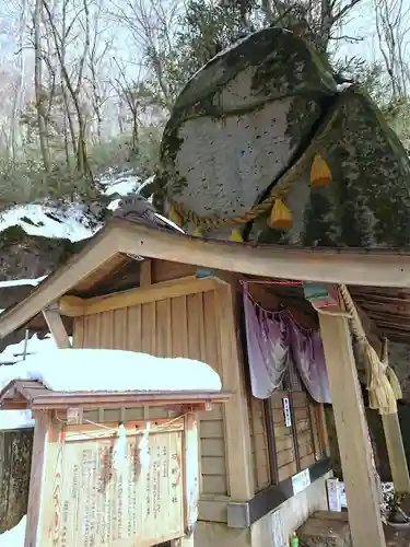 石割神社の本殿