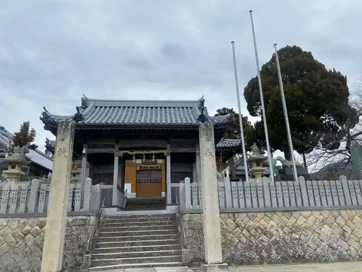 八幡神社の{uncategorized: "未分類", other: "その他", undefined: "問題あり", building: "その他建物", grave: "お墓", sacred_gate: "鳥居", guardian: "狛犬", statue: "像", buddha: "仏像", history: "歴史", nature: "自然", garden: "庭園", animal: "動物", pagoda: "塔", temizu: "手水舎", mountain_gate: "山門・神門", sanctuary: "本殿・本堂", subordinate: "末社・摂社", art: "芸術", scenery: "景色", jizo: "地蔵", ema: "絵馬", goshuin: "御朱印", omikuji: "おみくじ", items: "授与品その他", amulet: "お守り", goshuincho: "御朱印帳", eats: "食事", festival: "お祭り", votive_dance: "神楽", shichigosan: "七五三参", wedding: "結婚式", experience: "体験その他", initially: "初詣", around: "周辺", anti_infection: "感染症対策"}