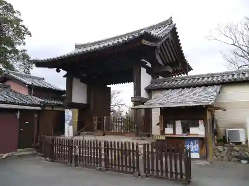 新薬師寺の山門・神門