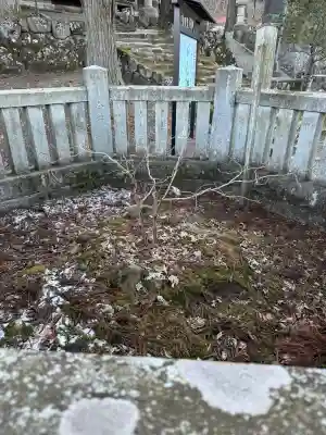 諏訪大社上社前宮の{uncategorized: "未分類", other: "その他", undefined: "問題あり", building: "その他建物", grave: "お墓", sacred_gate: "鳥居", guardian: "狛犬", statue: "像", buddha: "仏像", history: "歴史", nature: "自然", garden: "庭園", animal: "動物", pagoda: "塔", temizu: "手水舎", mountain_gate: "山門・神門", sanctuary: "本殿・本堂", subordinate: "末社・摂社", art: "芸術", scenery: "景色", jizo: "地蔵", ema: "絵馬", goshuin: "御朱印", omikuji: "おみくじ", items: "授与品その他", amulet: "お守り", goshuincho: "御朱印帳", eats: "食事", festival: "お祭り", votive_dance: "神楽", shichigosan: "七五三参", wedding: "結婚式", experience: "体験その他", initially: "初詣", around: "周辺", anti_infection: "感染症対策"}