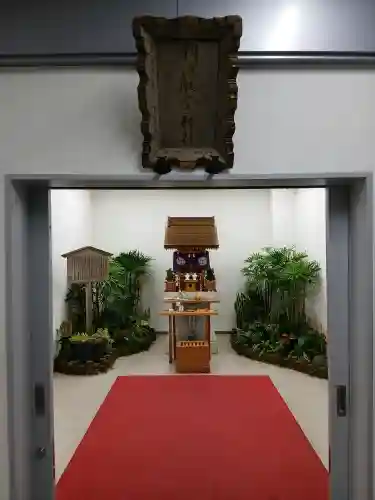 羽田航空神社の{uncategorized: "未分類", other: "その他", undefined: "問題あり", building: "その他建物", grave: "お墓", sacred_gate: "鳥居", guardian: "狛犬", statue: "像", buddha: "仏像", history: "歴史", nature: "自然", garden: "庭園", animal: "動物", pagoda: "塔", temizu: "手水舎", mountain_gate: "山門・神門", sanctuary: "本殿・本堂", subordinate: "末社・摂社", art: "芸術", scenery: "景色", jizo: "地蔵", ema: "絵馬", goshuin: "御朱印", omikuji: "おみくじ", items: "授与品その他", amulet: "お守り", goshuincho: "御朱印帳", eats: "食事", festival: "お祭り", votive_dance: "神楽", shichigosan: "七五三参", wedding: "結婚式", experience: "体験その他", initially: "初詣", around: "周辺", anti_infection: "感染症対策"}