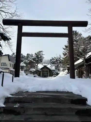 江別神社の{uncategorized: "未分類", other: "その他", undefined: "問題あり", building: "その他建物", grave: "お墓", sacred_gate: "鳥居", guardian: "狛犬", statue: "像", buddha: "仏像", history: "歴史", nature: "自然", garden: "庭園", animal: "動物", pagoda: "塔", temizu: "手水舎", mountain_gate: "山門・神門", sanctuary: "本殿・本堂", subordinate: "末社・摂社", art: "芸術", scenery: "景色", jizo: "地蔵", ema: "絵馬", goshuin: "御朱印", omikuji: "おみくじ", items: "授与品その他", amulet: "お守り", goshuincho: "御朱印帳", eats: "食事", festival: "お祭り", votive_dance: "神楽", shichigosan: "七五三参", wedding: "結婚式", experience: "体験その他", initially: "初詣", around: "周辺", anti_infection: "感染症対策"}