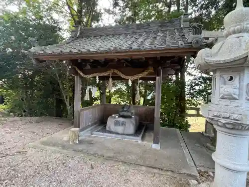 勝手神社の{uncategorized: "未分類", other: "その他", undefined: "問題あり", building: "その他建物", grave: "お墓", sacred_gate: "鳥居", guardian: "狛犬", statue: "像", buddha: "仏像", history: "歴史", nature: "自然", garden: "庭園", animal: "動物", pagoda: "塔", temizu: "手水舎", mountain_gate: "山門・神門", sanctuary: "本殿・本堂", subordinate: "末社・摂社", art: "芸術", scenery: "景色", jizo: "地蔵", ema: "絵馬", goshuin: "御朱印", omikuji: "おみくじ", items: "授与品その他", amulet: "お守り", goshuincho: "御朱印帳", eats: "食事", festival: "お祭り", votive_dance: "神楽", shichigosan: "七五三参", wedding: "結婚式", experience: "体験その他", initially: "初詣", around: "周辺", anti_infection: "感染症対策"}