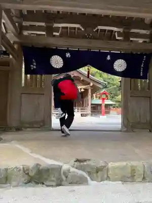 宗像大社中津宮の{uncategorized: "未分類", other: "その他", undefined: "問題あり", building: "その他建物", grave: "お墓", sacred_gate: "鳥居", guardian: "狛犬", statue: "像", buddha: "仏像", history: "歴史", nature: "自然", garden: "庭園", animal: "動物", pagoda: "塔", temizu: "手水舎", mountain_gate: "山門・神門", sanctuary: "本殿・本堂", subordinate: "末社・摂社", art: "芸術", scenery: "景色", jizo: "地蔵", ema: "絵馬", goshuin: "御朱印", omikuji: "おみくじ", items: "授与品その他", amulet: "お守り", goshuincho: "御朱印帳", eats: "食事", festival: "お祭り", votive_dance: "神楽", shichigosan: "七五三参", wedding: "結婚式", experience: "体験その他", initially: "初詣", around: "周辺", anti_infection: "感染症対策"}