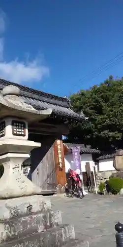 西教寺の山門