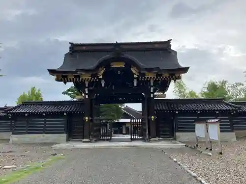 勝興寺の山門・神門