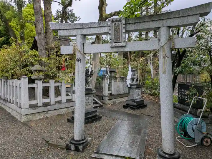 九帝王宮 萱野神社の{uncategorized: "未分類", other: "その他", undefined: "問題あり", building: "その他建物", grave: "お墓", sacred_gate: "鳥居", guardian: "狛犬", statue: "像", buddha: "仏像", history: "歴史", nature: "自然", garden: "庭園", animal: "動物", pagoda: "塔", temizu: "手水舎", mountain_gate: "山門・神門", sanctuary: "本殿・本堂", subordinate: "末社・摂社", art: "芸術", scenery: "景色", jizo: "地蔵", ema: "絵馬", goshuin: "御朱印", omikuji: "おみくじ", items: "授与品その他", amulet: "お守り", goshuincho: "御朱印帳", eats: "食事", festival: "お祭り", votive_dance: "神楽", shichigosan: "七五三参", wedding: "結婚式", experience: "体験その他", initially: "初詣", around: "周辺", anti_infection: "感染症対策"}
