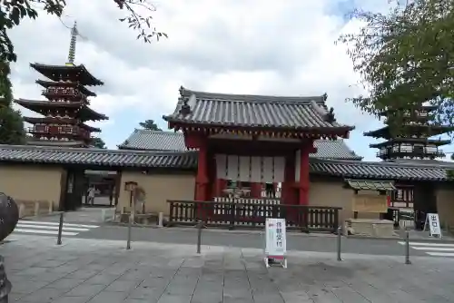 薬師寺の山門・神門