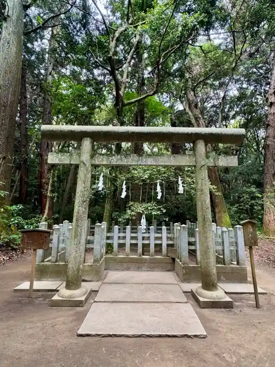 鹿島神宮の{uncategorized: "未分類", other: "その他", undefined: "問題あり", building: "その他建物", grave: "お墓", sacred_gate: "鳥居", guardian: "狛犬", statue: "像", buddha: "仏像", history: "歴史", nature: "自然", garden: "庭園", animal: "動物", pagoda: "塔", temizu: "手水舎", mountain_gate: "山門・神門", sanctuary: "本殿・本堂", subordinate: "末社・摂社", art: "芸術", scenery: "景色", jizo: "地蔵", ema: "絵馬", goshuin: "御朱印", omikuji: "おみくじ", items: "授与品その他", amulet: "お守り", goshuincho: "御朱印帳", eats: "食事", festival: "お祭り", votive_dance: "神楽", shichigosan: "七五三参", wedding: "結婚式", experience: "体験その他", initially: "初詣", around: "周辺", anti_infection: "感染症対策"}