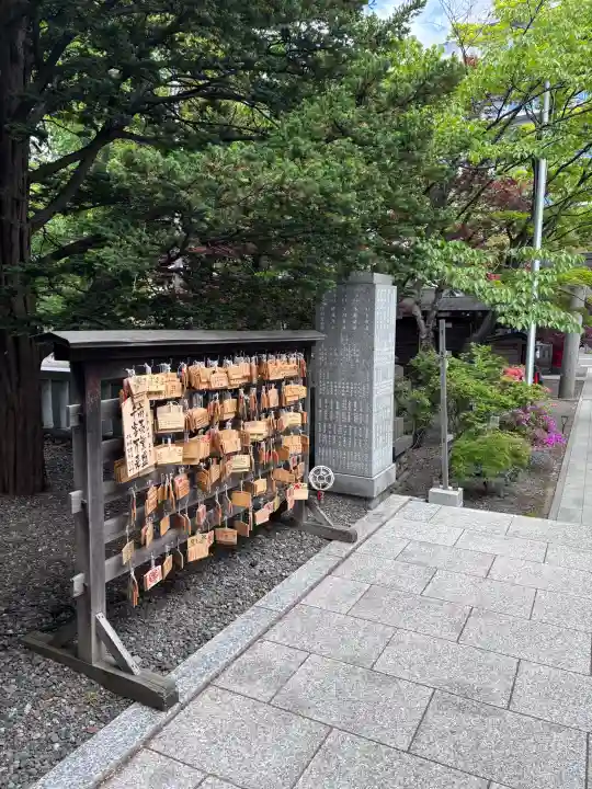 彌彦神社 (伊夜日子神社)の{uncategorized: "未分類", other: "その他", undefined: "問題あり", building: "その他建物", grave: "お墓", sacred_gate: "鳥居", guardian: "狛犬", statue: "像", buddha: "仏像", history: "歴史", nature: "自然", garden: "庭園", animal: "動物", pagoda: "塔", temizu: "手水舎", mountain_gate: "山門・神門", sanctuary: "本殿・本堂", subordinate: "末社・摂社", art: "芸術", scenery: "景色", jizo: "地蔵", ema: "絵馬", goshuin: "御朱印", omikuji: "おみくじ", items: "授与品その他", amulet: "お守り", goshuincho: "御朱印帳", eats: "食事", festival: "お祭り", votive_dance: "神楽", shichigosan: "七五三参", wedding: "結婚式", experience: "体験その他", initially: "初詣", around: "周辺", anti_infection: "感染症対策"}