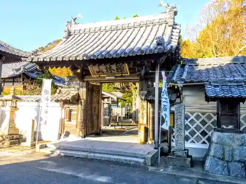 良参寺の山門