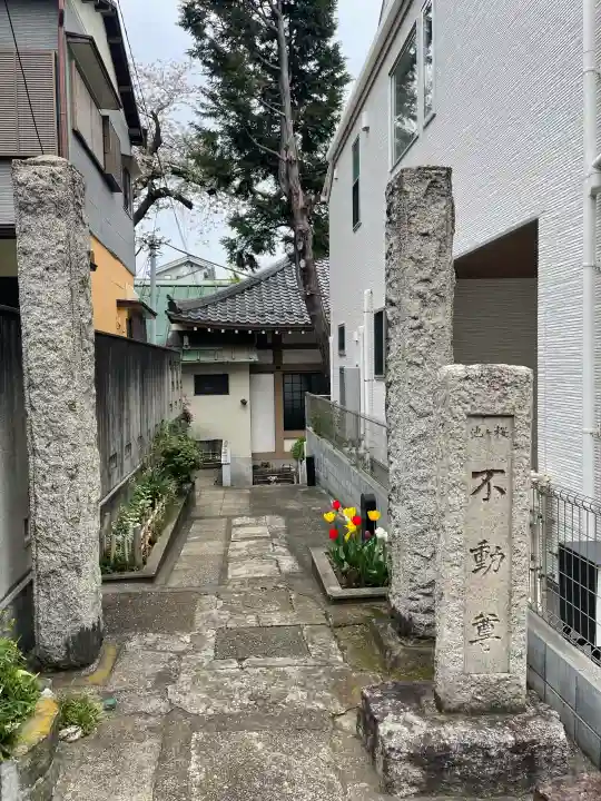 東光寺別院桜ヶ池不動院の{uncategorized: "未分類", other: "その他", undefined: "問題あり", building: "その他建物", grave: "お墓", sacred_gate: "鳥居", guardian: "狛犬", statue: "像", buddha: "仏像", history: "歴史", nature: "自然", garden: "庭園", animal: "動物", pagoda: "塔", temizu: "手水舎", mountain_gate: "山門・神門", sanctuary: "本殿・本堂", subordinate: "末社・摂社", art: "芸術", scenery: "景色", jizo: "地蔵", ema: "絵馬", goshuin: "御朱印", omikuji: "おみくじ", items: "授与品その他", amulet: "お守り", goshuincho: "御朱印帳", eats: "食事", festival: "お祭り", votive_dance: "神楽", shichigosan: "七五三参", wedding: "結婚式", experience: "体験その他", initially: "初詣", around: "周辺", anti_infection: "感染症対策"}