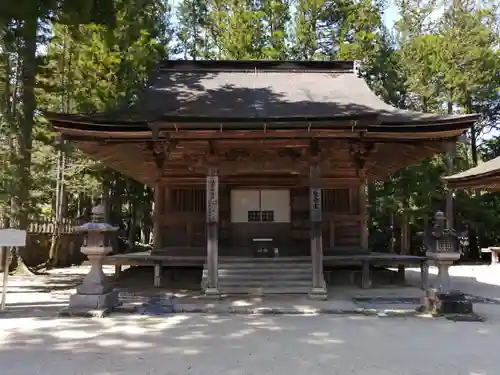 壇上伽藍の本殿・本堂