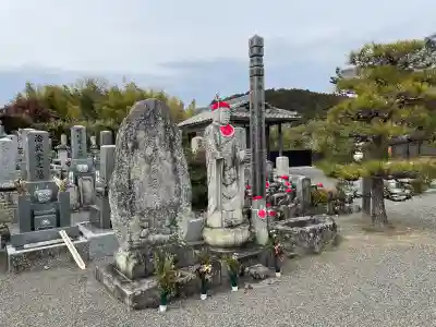 浄福寺の{uncategorized: "未分類", other: "その他", undefined: "問題あり", building: "その他建物", grave: "お墓", sacred_gate: "鳥居", guardian: "狛犬", statue: "像", buddha: "仏像", history: "歴史", nature: "自然", garden: "庭園", animal: "動物", pagoda: "塔", temizu: "手水舎", mountain_gate: "山門・神門", sanctuary: "本殿・本堂", subordinate: "末社・摂社", art: "芸術", scenery: "景色", jizo: "地蔵", ema: "絵馬", goshuin: "御朱印", omikuji: "おみくじ", items: "授与品その他", amulet: "お守り", goshuincho: "御朱印帳", eats: "食事", festival: "お祭り", votive_dance: "神楽", shichigosan: "七五三参", wedding: "結婚式", experience: "体験その他", initially: "初詣", around: "周辺", anti_infection: "感染症対策"}