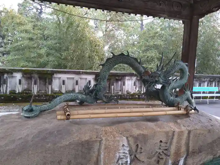 最上稲荷山妙教寺の手水舎