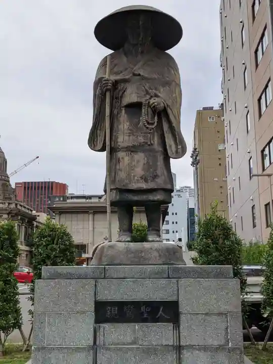 築地本願寺(本願寺築地別院)の像