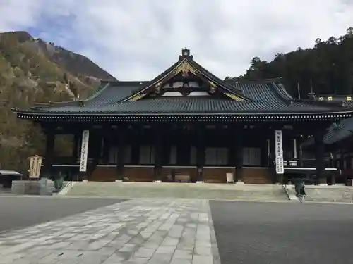 久遠寺の本殿