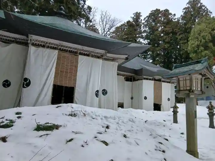 出羽神社(出羽三山神社)~三神合祭殿~の{uncategorized: "未分類", other: "その他", undefined: "問題あり", building: "その他建物", grave: "お墓", sacred_gate: "鳥居", guardian: "狛犬", statue: "像", buddha: "仏像", history: "歴史", nature: "自然", garden: "庭園", animal: "動物", pagoda: "塔", temizu: "手水舎", mountain_gate: "山門・神門", sanctuary: "本殿・本堂", subordinate: "末社・摂社", art: "芸術", scenery: "景色", jizo: "地蔵", ema: "絵馬", goshuin: "御朱印", omikuji: "おみくじ", items: "授与品その他", amulet: "お守り", goshuincho: "御朱印帳", eats: "食事", festival: "お祭り", votive_dance: "神楽", shichigosan: "七五三参", wedding: "結婚式", experience: "体験その他", initially: "初詣", around: "周辺", anti_infection: "感染症対策"}
