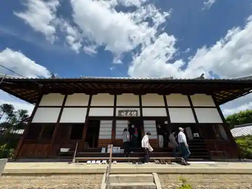 総見院の{uncategorized: "未分類", other: "その他", undefined: "問題あり", building: "その他建物", grave: "お墓", sacred_gate: "鳥居", guardian: "狛犬", statue: "像", buddha: "仏像", history: "歴史", nature: "自然", garden: "庭園", animal: "動物", pagoda: "塔", temizu: "手水舎", mountain_gate: "山門・神門", sanctuary: "本殿・本堂", subordinate: "末社・摂社", art: "芸術", scenery: "景色", jizo: "地蔵", ema: "絵馬", goshuin: "御朱印", omikuji: "おみくじ", items: "授与品その他", amulet: "お守り", goshuincho: "御朱印帳", eats: "食事", festival: "お祭り", votive_dance: "神楽", shichigosan: "七五三参", wedding: "結婚式", experience: "体験その他", initially: "初詣", around: "周辺", anti_infection: "感染症対策"}