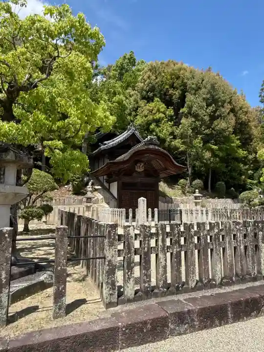叡福寺の{uncategorized: "未分類", other: "その他", undefined: "問題あり", building: "その他建物", grave: "お墓", sacred_gate: "鳥居", guardian: "狛犬", statue: "像", buddha: "仏像", history: "歴史", nature: "自然", garden: "庭園", animal: "動物", pagoda: "塔", temizu: "手水舎", mountain_gate: "山門・神門", sanctuary: "本殿・本堂", subordinate: "末社・摂社", art: "芸術", scenery: "景色", jizo: "地蔵", ema: "絵馬", goshuin: "御朱印", omikuji: "おみくじ", items: "授与品その他", amulet: "お守り", goshuincho: "御朱印帳", eats: "食事", festival: "お祭り", votive_dance: "神楽", shichigosan: "七五三参", wedding: "結婚式", experience: "体験その他", initially: "初詣", around: "周辺", anti_infection: "感染症対策"}