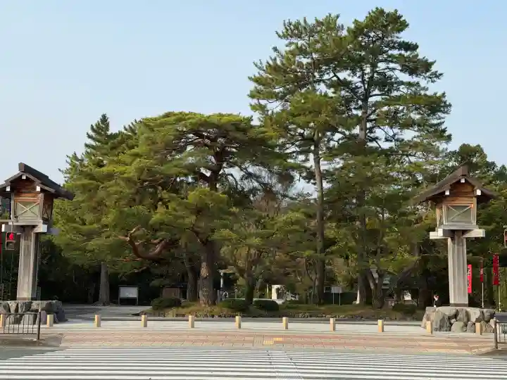 伊勢神宮外宮(豊受大神宮)の{uncategorized: "未分類", other: "その他", undefined: "問題あり", building: "その他建物", grave: "お墓", sacred_gate: "鳥居", guardian: "狛犬", statue: "像", buddha: "仏像", history: "歴史", nature: "自然", garden: "庭園", animal: "動物", pagoda: "塔", temizu: "手水舎", mountain_gate: "山門・神門", sanctuary: "本殿・本堂", subordinate: "末社・摂社", art: "芸術", scenery: "景色", jizo: "地蔵", ema: "絵馬", goshuin: "御朱印", omikuji: "おみくじ", items: "授与品その他", amulet: "お守り", goshuincho: "御朱印帳", eats: "食事", festival: "お祭り", votive_dance: "神楽", shichigosan: "七五三参", wedding: "結婚式", experience: "体験その他", initially: "初詣", around: "周辺", anti_infection: "感染症対策"}