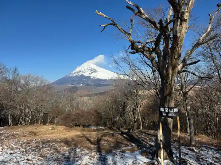 須山浅間神社の{uncategorized: "未分類", other: "その他", undefined: "問題あり", building: "その他建物", grave: "お墓", sacred_gate: "鳥居", guardian: "狛犬", statue: "像", buddha: "仏像", history: "歴史", nature: "自然", garden: "庭園", animal: "動物", pagoda: "塔", temizu: "手水舎", mountain_gate: "山門・神門", sanctuary: "本殿・本堂", subordinate: "末社・摂社", art: "芸術", scenery: "景色", jizo: "地蔵", ema: "絵馬", goshuin: "御朱印", omikuji: "おみくじ", items: "授与品その他", amulet: "お守り", goshuincho: "御朱印帳", eats: "食事", festival: "お祭り", votive_dance: "神楽", shichigosan: "七五三参", wedding: "結婚式", experience: "体験その他", initially: "初詣", around: "周辺", anti_infection: "感染症対策"}