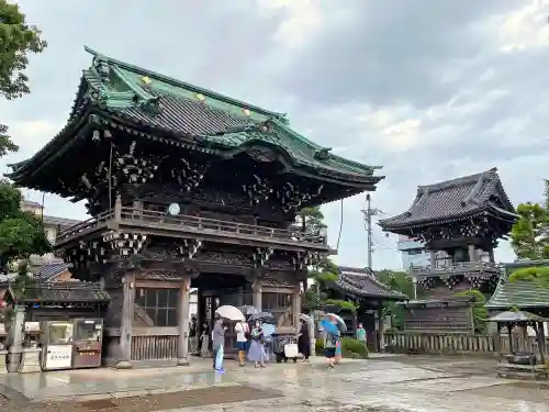 題経寺（柴又帝釈天）の山門・神門