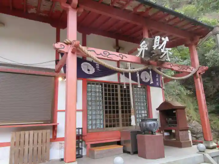 満願滝弁財天の本殿・本堂