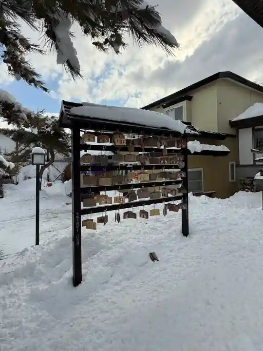 鹿部稲荷神社の{uncategorized: "未分類", other: "その他", undefined: "問題あり", building: "その他建物", grave: "お墓", sacred_gate: "鳥居", guardian: "狛犬", statue: "像", buddha: "仏像", history: "歴史", nature: "自然", garden: "庭園", animal: "動物", pagoda: "塔", temizu: "手水舎", mountain_gate: "山門・神門", sanctuary: "本殿・本堂", subordinate: "末社・摂社", art: "芸術", scenery: "景色", jizo: "地蔵", ema: "絵馬", goshuin: "御朱印", omikuji: "おみくじ", items: "授与品その他", amulet: "お守り", goshuincho: "御朱印帳", eats: "食事", festival: "お祭り", votive_dance: "神楽", shichigosan: "七五三参", wedding: "結婚式", experience: "体験その他", initially: "初詣", around: "周辺", anti_infection: "感染症対策"}