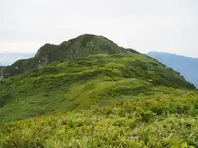 雨飾山北峰の石仏の景色