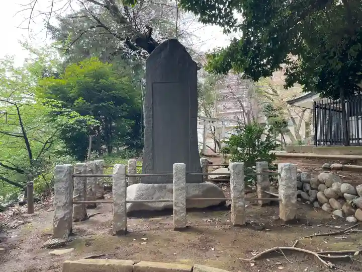 駒込富士神社の{uncategorized: "未分類", other: "その他", undefined: "問題あり", building: "その他建物", grave: "お墓", sacred_gate: "鳥居", guardian: "狛犬", statue: "像", buddha: "仏像", history: "歴史", nature: "自然", garden: "庭園", animal: "動物", pagoda: "塔", temizu: "手水舎", mountain_gate: "山門・神門", sanctuary: "本殿・本堂", subordinate: "末社・摂社", art: "芸術", scenery: "景色", jizo: "地蔵", ema: "絵馬", goshuin: "御朱印", omikuji: "おみくじ", items: "授与品その他", amulet: "お守り", goshuincho: "御朱印帳", eats: "食事", festival: "お祭り", votive_dance: "神楽", shichigosan: "七五三参", wedding: "結婚式", experience: "体験その他", initially: "初詣", around: "周辺", anti_infection: "感染症対策"}