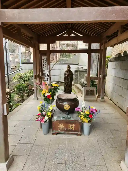 弘明寺の{uncategorized: "未分類", other: "その他", undefined: "問題あり", building: "その他建物", grave: "お墓", sacred_gate: "鳥居", guardian: "狛犬", statue: "像", buddha: "仏像", history: "歴史", nature: "自然", garden: "庭園", animal: "動物", pagoda: "塔", temizu: "手水舎", mountain_gate: "山門・神門", sanctuary: "本殿・本堂", subordinate: "末社・摂社", art: "芸術", scenery: "景色", jizo: "地蔵", ema: "絵馬", goshuin: "御朱印", omikuji: "おみくじ", items: "授与品その他", amulet: "お守り", goshuincho: "御朱印帳", eats: "食事", festival: "お祭り", votive_dance: "神楽", shichigosan: "七五三参", wedding: "結婚式", experience: "体験その他", initially: "初詣", around: "周辺", anti_infection: "感染症対策"}