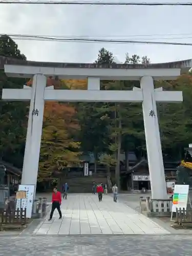 諏訪大社の{uncategorized: "未分類", other: "その他", undefined: "問題あり", building: "その他建物", grave: "お墓", sacred_gate: "鳥居", guardian: "狛犬", statue: "像", buddha: "仏像", history: "歴史", nature: "自然", garden: "庭園", animal: "動物", pagoda: "塔", temizu: "手水舎", mountain_gate: "山門・神門", sanctuary: "本殿・本堂", subordinate: "末社・摂社", art: "芸術", scenery: "景色", jizo: "地蔵", ema: "絵馬", goshuin: "御朱印", omikuji: "おみくじ", items: "授与品その他", amulet: "お守り", goshuincho: "御朱印帳", eats: "食事", festival: "お祭り", votive_dance: "神楽", shichigosan: "七五三参", wedding: "結婚式", experience: "体験その他", initially: "初詣", around: "周辺", anti_infection: "感染症対策"}