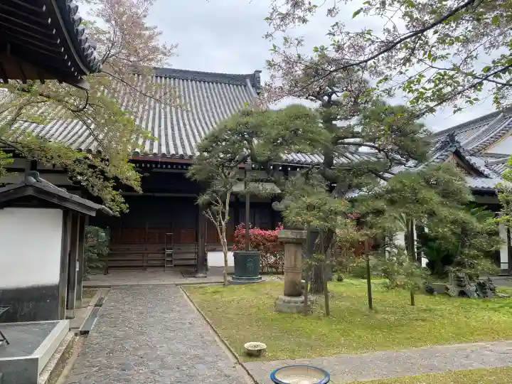 徳融寺の{uncategorized: "未分類", other: "その他", undefined: "問題あり", building: "その他建物", grave: "お墓", sacred_gate: "鳥居", guardian: "狛犬", statue: "像", buddha: "仏像", history: "歴史", nature: "自然", garden: "庭園", animal: "動物", pagoda: "塔", temizu: "手水舎", mountain_gate: "山門・神門", sanctuary: "本殿・本堂", subordinate: "末社・摂社", art: "芸術", scenery: "景色", jizo: "地蔵", ema: "絵馬", goshuin: "御朱印", omikuji: "おみくじ", items: "授与品その他", amulet: "お守り", goshuincho: "御朱印帳", eats: "食事", festival: "お祭り", votive_dance: "神楽", shichigosan: "七五三参", wedding: "結婚式", experience: "体験その他", initially: "初詣", around: "周辺", anti_infection: "感染症対策"}