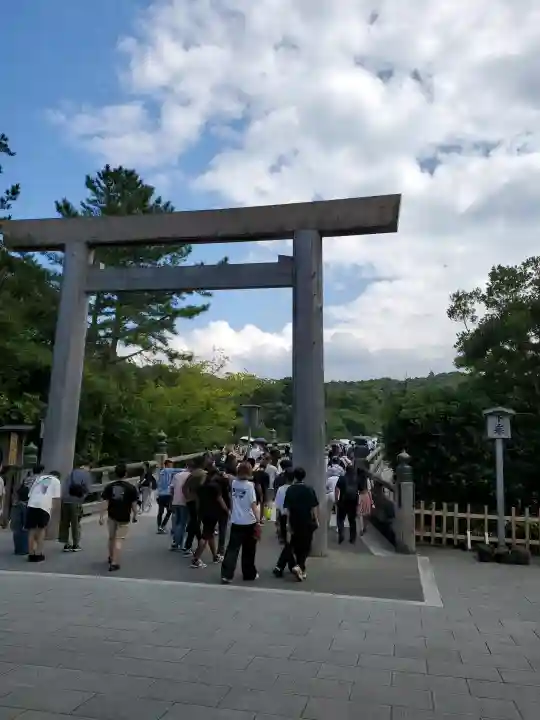 伊勢神宮内宮(皇大神宮)の{uncategorized: "未分類", other: "その他", undefined: "問題あり", building: "その他建物", grave: "お墓", sacred_gate: "鳥居", guardian: "狛犬", statue: "像", buddha: "仏像", history: "歴史", nature: "自然", garden: "庭園", animal: "動物", pagoda: "塔", temizu: "手水舎", mountain_gate: "山門・神門", sanctuary: "本殿・本堂", subordinate: "末社・摂社", art: "芸術", scenery: "景色", jizo: "地蔵", ema: "絵馬", goshuin: "御朱印", omikuji: "おみくじ", items: "授与品その他", amulet: "お守り", goshuincho: "御朱印帳", eats: "食事", festival: "お祭り", votive_dance: "神楽", shichigosan: "七五三参", wedding: "結婚式", experience: "体験その他", initially: "初詣", around: "周辺", anti_infection: "感染症対策"}