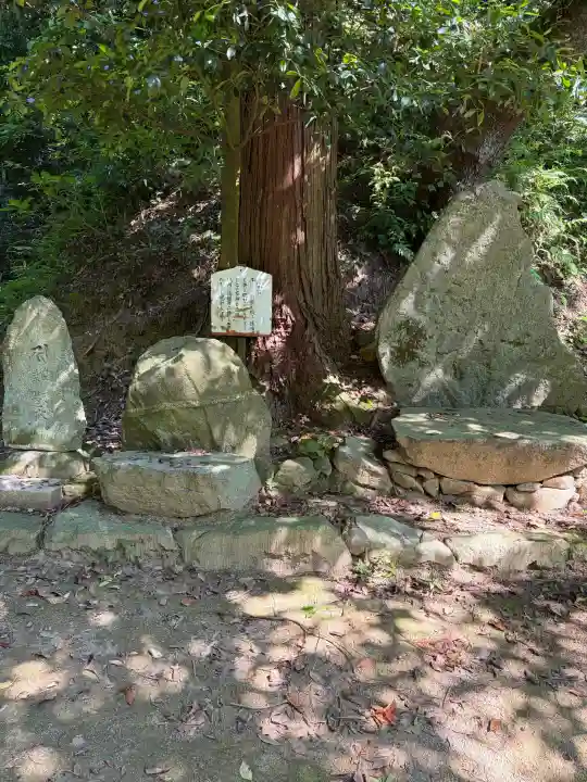 熊野神社の{uncategorized: "未分類", other: "その他", undefined: "問題あり", building: "その他建物", grave: "お墓", sacred_gate: "鳥居", guardian: "狛犬", statue: "像", buddha: "仏像", history: "歴史", nature: "自然", garden: "庭園", animal: "動物", pagoda: "塔", temizu: "手水舎", mountain_gate: "山門・神門", sanctuary: "本殿・本堂", subordinate: "末社・摂社", art: "芸術", scenery: "景色", jizo: "地蔵", ema: "絵馬", goshuin: "御朱印", omikuji: "おみくじ", items: "授与品その他", amulet: "お守り", goshuincho: "御朱印帳", eats: "食事", festival: "お祭り", votive_dance: "神楽", shichigosan: "七五三参", wedding: "結婚式", experience: "体験その他", initially: "初詣", around: "周辺", anti_infection: "感染症対策"}