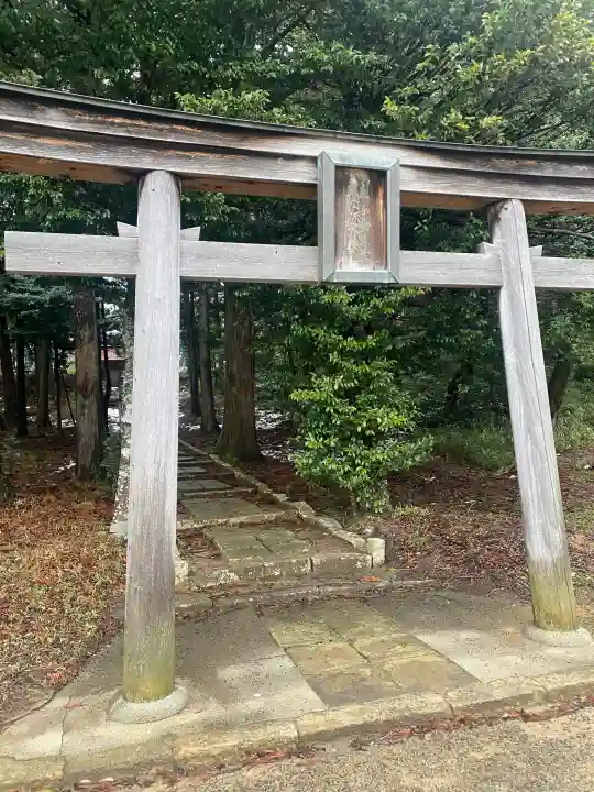 朝山神社の{uncategorized: "未分類", other: "その他", undefined: "問題あり", building: "その他建物", grave: "お墓", sacred_gate: "鳥居", guardian: "狛犬", statue: "像", buddha: "仏像", history: "歴史", nature: "自然", garden: "庭園", animal: "動物", pagoda: "塔", temizu: "手水舎", mountain_gate: "山門・神門", sanctuary: "本殿・本堂", subordinate: "末社・摂社", art: "芸術", scenery: "景色", jizo: "地蔵", ema: "絵馬", goshuin: "御朱印", omikuji: "おみくじ", items: "授与品その他", amulet: "お守り", goshuincho: "御朱印帳", eats: "食事", festival: "お祭り", votive_dance: "神楽", shichigosan: "七五三参", wedding: "結婚式", experience: "体験その他", initially: "初詣", around: "周辺", anti_infection: "感染症対策"}