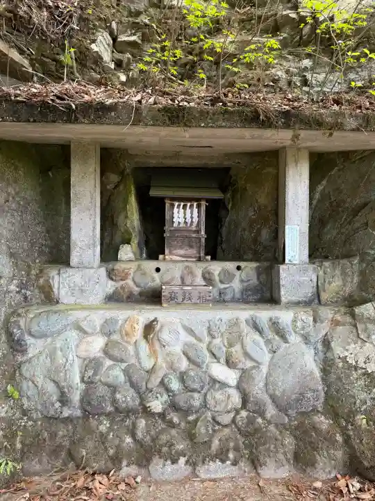 三峯神社の{uncategorized: "未分類", other: "その他", undefined: "問題あり", building: "その他建物", grave: "お墓", sacred_gate: "鳥居", guardian: "狛犬", statue: "像", buddha: "仏像", history: "歴史", nature: "自然", garden: "庭園", animal: "動物", pagoda: "塔", temizu: "手水舎", mountain_gate: "山門・神門", sanctuary: "本殿・本堂", subordinate: "末社・摂社", art: "芸術", scenery: "景色", jizo: "地蔵", ema: "絵馬", goshuin: "御朱印", omikuji: "おみくじ", items: "授与品その他", amulet: "お守り", goshuincho: "御朱印帳", eats: "食事", festival: "お祭り", votive_dance: "神楽", shichigosan: "七五三参", wedding: "結婚式", experience: "体験その他", initially: "初詣", around: "周辺", anti_infection: "感染症対策"}